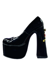 Load image into Gallery viewer, side of shoe on display