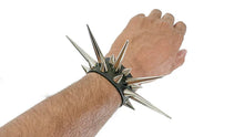 Load image into Gallery viewer, model wearing bracelet