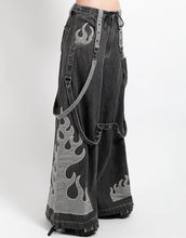 Load image into Gallery viewer, model showing side of pants