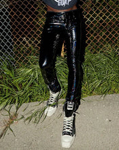 Load image into Gallery viewer, model showing front of pants