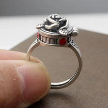 Load image into Gallery viewer, model holding ring