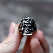 Load image into Gallery viewer, model holding ring