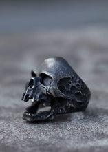 Load image into Gallery viewer, ring on display