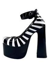 Load image into Gallery viewer, side of shoe on display