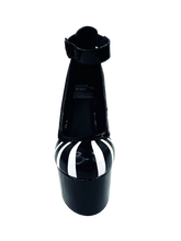 Load image into Gallery viewer, front of shoe on display