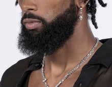 Load image into Gallery viewer, model wearing earring