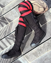 Load image into Gallery viewer, model wearing shoes