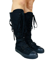 Load image into Gallery viewer, model showing side of shoes