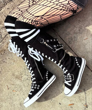 Load image into Gallery viewer, model wearing shoes