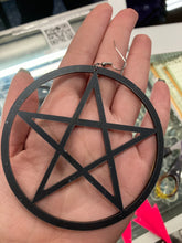 Load image into Gallery viewer, model holding earring