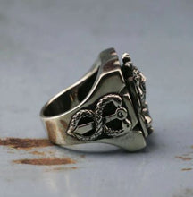 Load image into Gallery viewer, ring on display