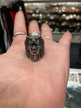 Load image into Gallery viewer, model holding ring