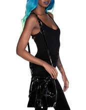 Load image into Gallery viewer, model holding handbag