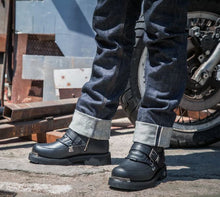 Load image into Gallery viewer, model wearing shoes