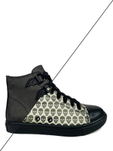 Load image into Gallery viewer, side of shoe