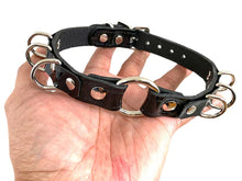 Load image into Gallery viewer, model holding collar