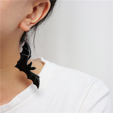 Load image into Gallery viewer, model wearing earring