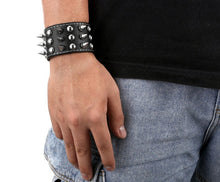 Load image into Gallery viewer, model wearing bracelet