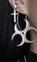 Load image into Gallery viewer, model wearing earring