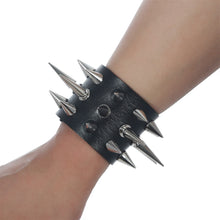 Load image into Gallery viewer, model wearing bracelet