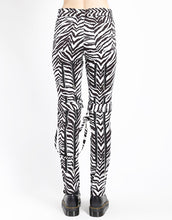 Load image into Gallery viewer, model showing back of pants