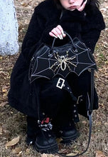 Load image into Gallery viewer, model holding purse