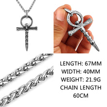 Load image into Gallery viewer, model holding necklace