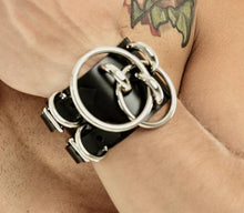 Load image into Gallery viewer, model wearing bracelet