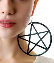 Load image into Gallery viewer, model wearing earring