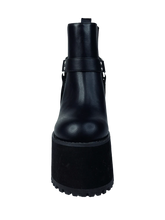 Load image into Gallery viewer, front of boot on display