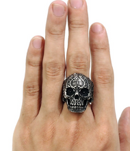 Load image into Gallery viewer, model wearing ring