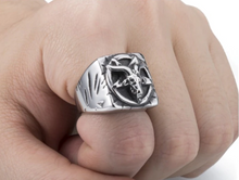 Load image into Gallery viewer, model wearing ring