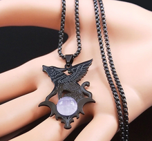 Load image into Gallery viewer, model holding necklace