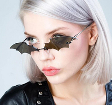 Load image into Gallery viewer, model wearing sunglasses