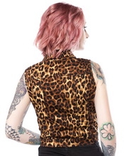 Load image into Gallery viewer, model showing back of vest