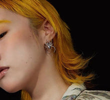 Load image into Gallery viewer, model wearing earring