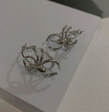 Load image into Gallery viewer, earring on display