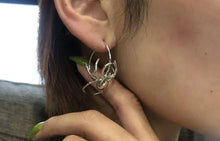 Load image into Gallery viewer, model wearing earring