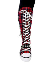 Load image into Gallery viewer, front of shoe on display
