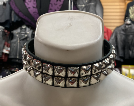 mannequin showing front of collar