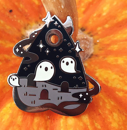 Zinc alloy cartoon ghosts floating over graveyard planchette pin
